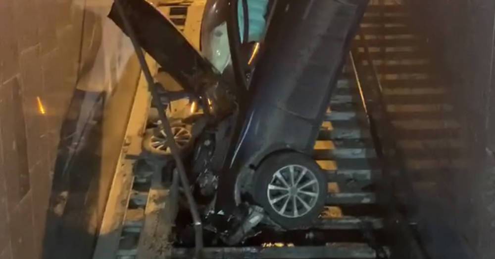 Автомобиль каршеринга влетел в подземный переход в Москве