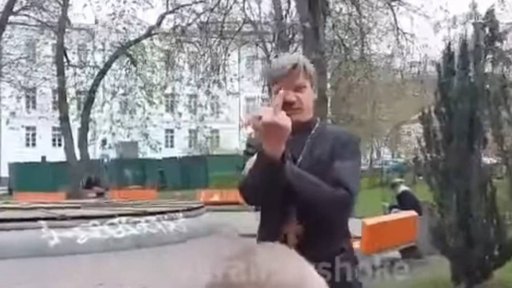 В Киеве пьяный священник приставал к девушкам и показывал средний палец: кто он