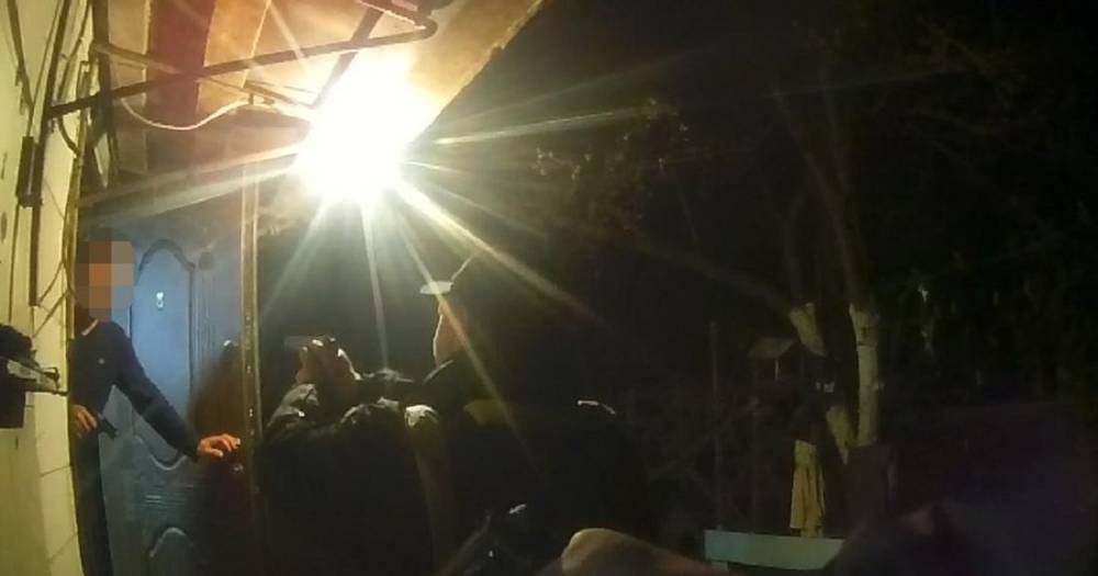 В Коростене задержали мужчину, который облился бензином и обстрелял полицейских (видео)