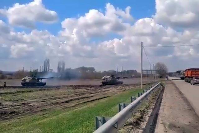 Появилось видео российских САУ возле границ Украины