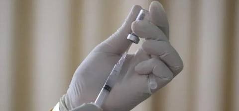 В Германии медсестра подменила вакцину от коронавируса физраствором