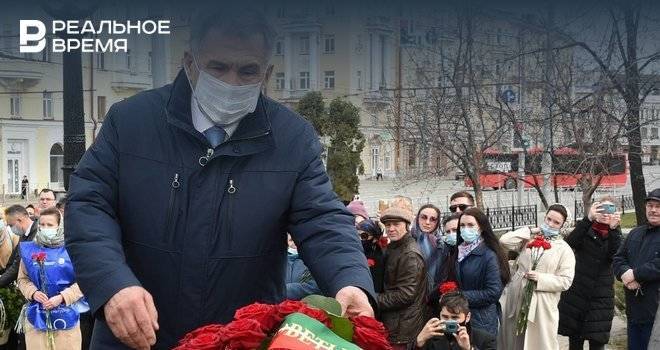 Рустам Минниханов и Минтимер Шаймиев возложили цветы к памятнику поэту Габдулле Тукаю