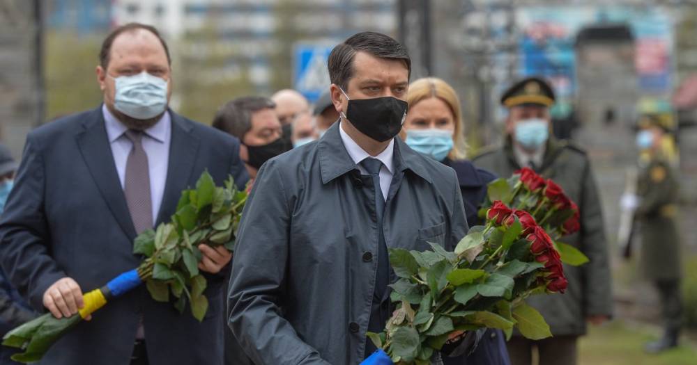 Депутаты ВР во главе с Разумковым возложили цветы в честь 35-летней годовщины аварии на ЧАЭС (видео)