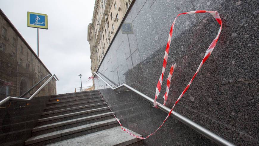 Mercedes рухнул на лестницу подземного перехода на юге Москвы