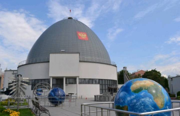 Площадку «Парк неба» с самым большим телескопом столицы откроют в Московском планетарии