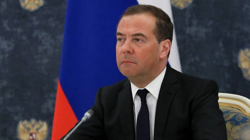 Медведев оценил ситуацию с производством российских вакцин