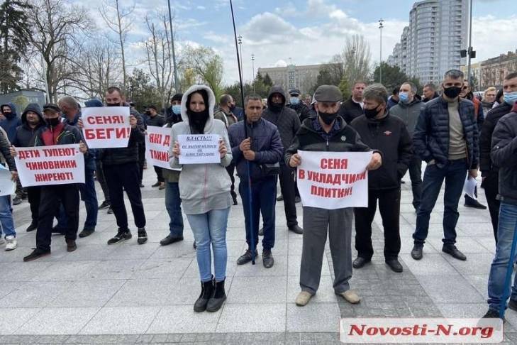 Маршрутчики взяли штурмом горсовет в Николаеве, протестуя против локдауна