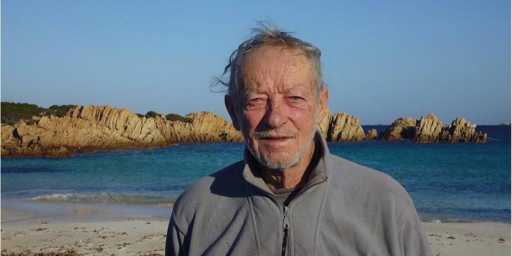 81-летний итальянец покидает необитаемый остров, на котором прожил более 30 лет, из-за давления властей