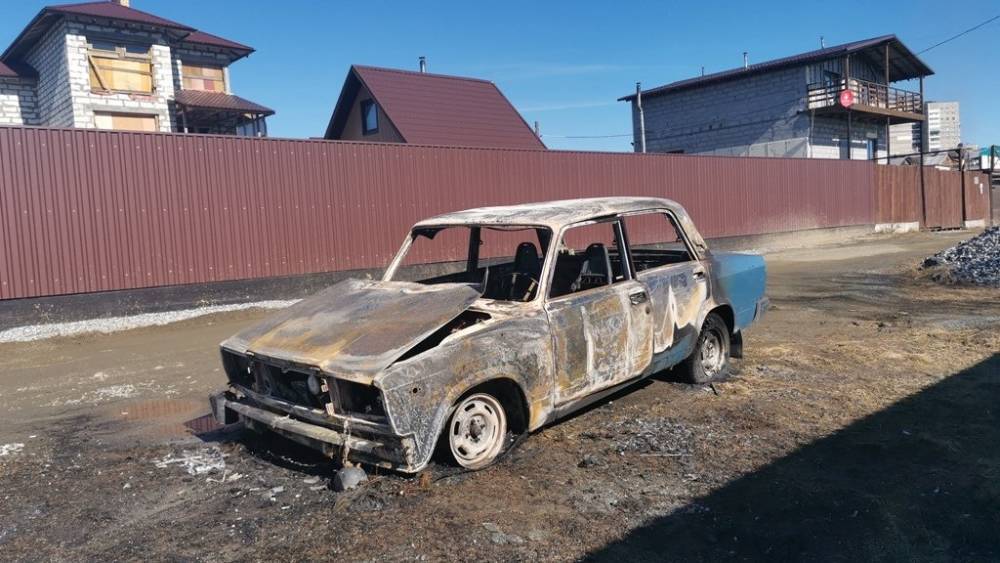 В Качканаре загорелась машина с водителем внутри, который закурил рядом с канистрой бензина (ФОТО)