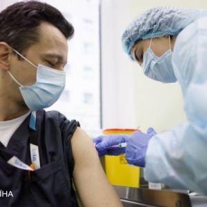 В Украине началась вакцинация второй дозой AstraZeneca