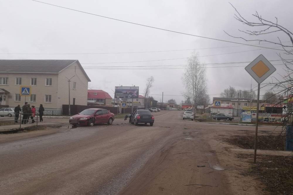На перекрестке в Тверской области столкнулись две легковушки