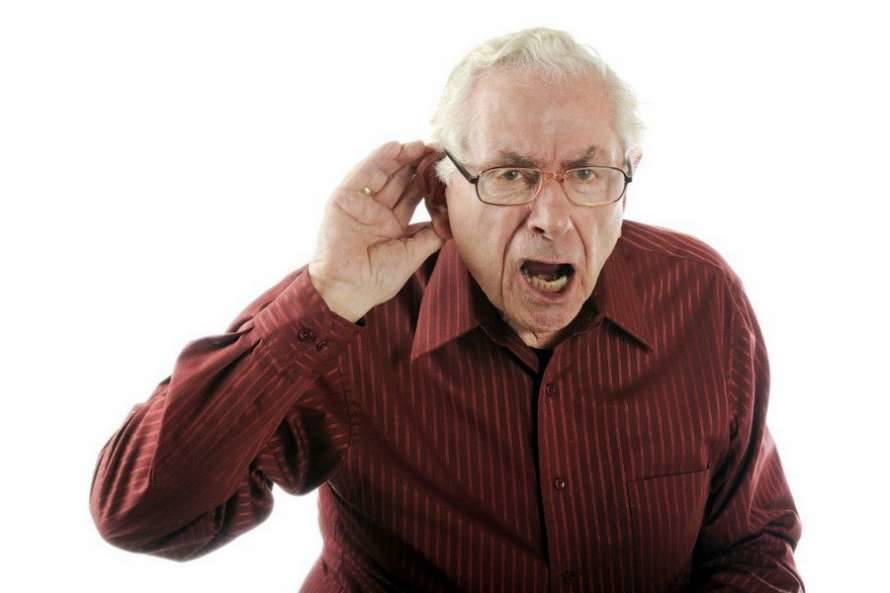 Медики назвали неожиданную причину потери слуха в старости