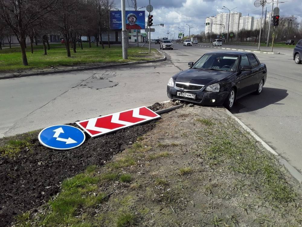 Легковушка снесла дорожный знак на улице Московской