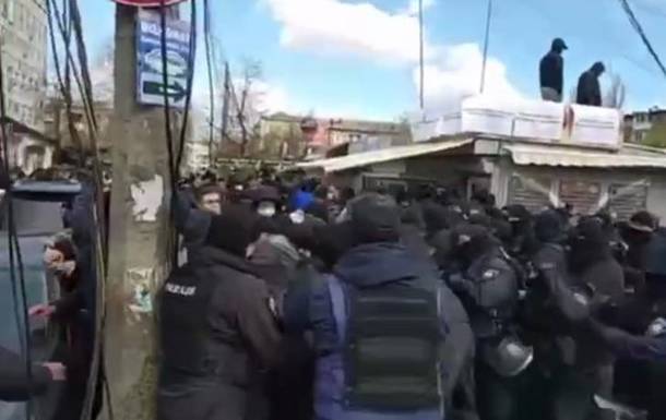 В Киеве сносят МАФы, возникли потасовки