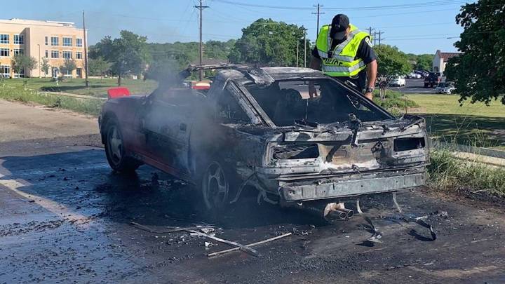 Как в кино: спортивный автомобиль взорвался на шоссе в Техасе