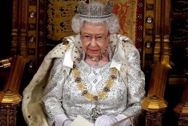 Королева Елизавета II собирается отойти от королевских обязанностей: подробности