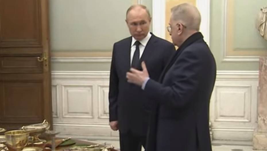 Путин посетил Эрмитаж и передал Пиотровскому уникальные экспонаты