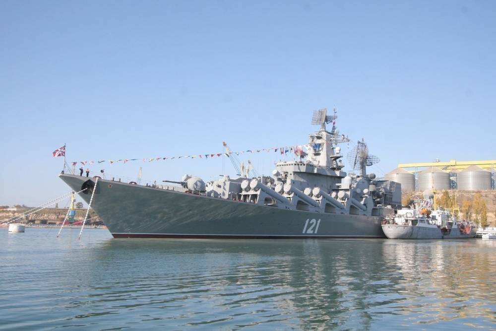 Российский ракетный крейсер вышел в Черное море, куда направлен катер США