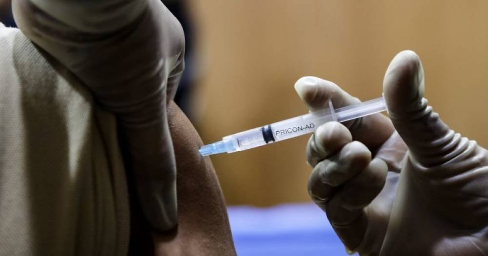 Миллиард человек по всему миру вакцинировались от коронавируса, – Bloomberg