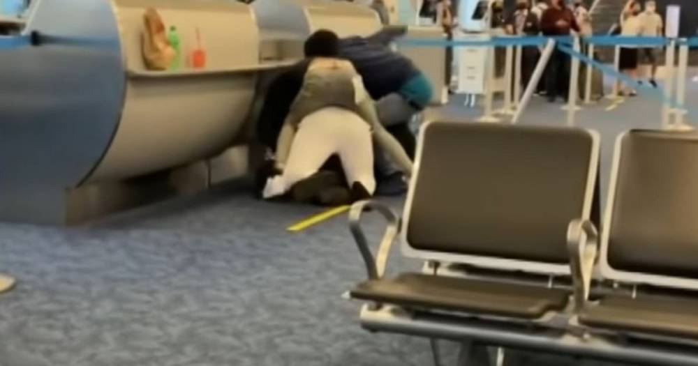 В аэропорту Майами пассажиры подрались из-за нехватки мест в самолете (видео)