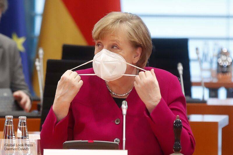 В Германии раскрыли тайну странной повязки на среднем пальце Меркель