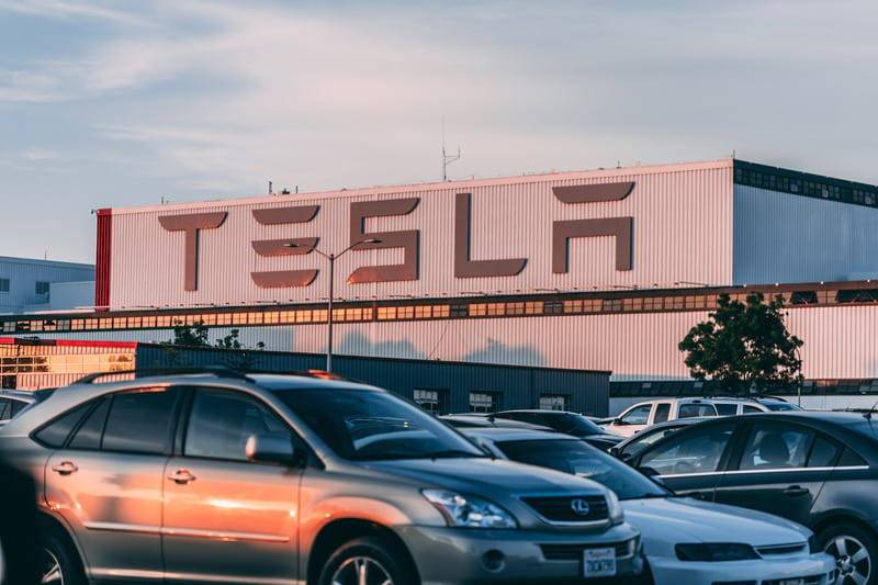 Tesla: кто-то сидел за рулем в смертельной аварии в Техасе и мира