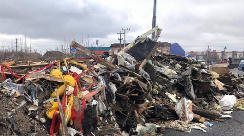 Видео: гору мусора заметили на дороге в промзоне Новосаратовки