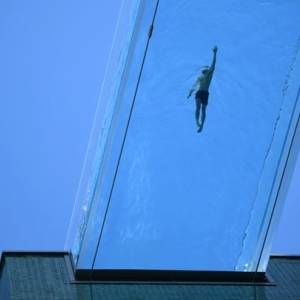 В Лондоне между многоэтажками появился прозрачный бассейн. Фото
