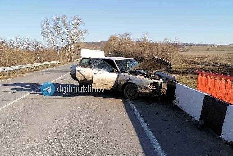 В Башкирии на трассе столкнулись встречные Audi и Geely