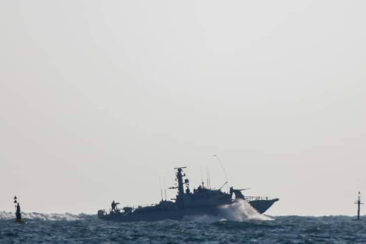 Корабли США сделали предупредительные выстрелы после встречи с ВМС Ирана и мира