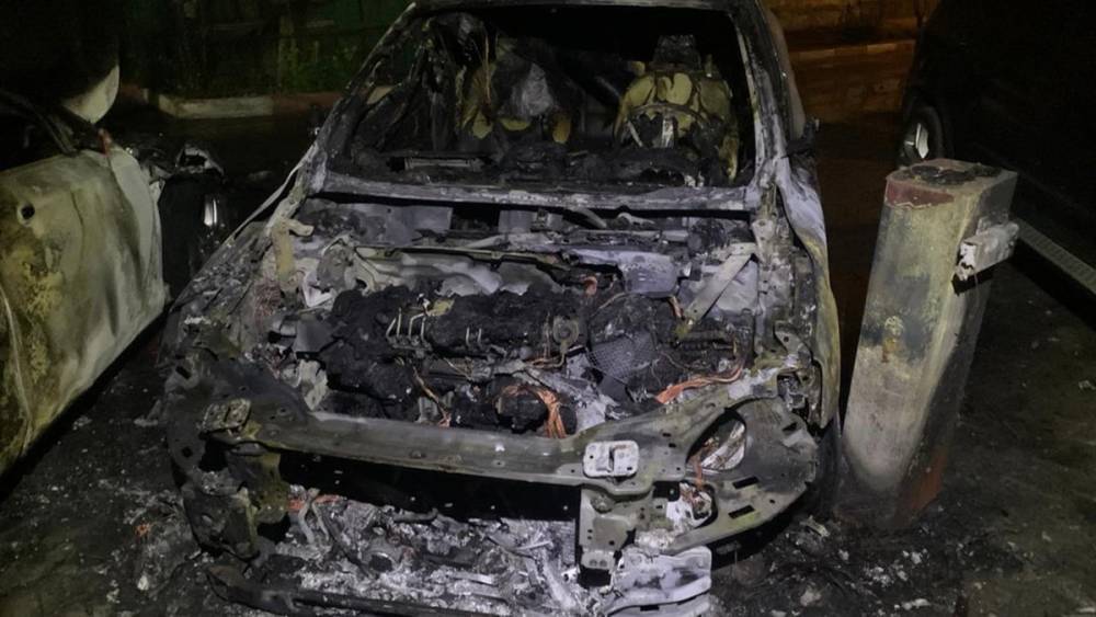 В Одессе ночью сгорели 3 авто: одно из них принадлежало экс-прокурору – видео