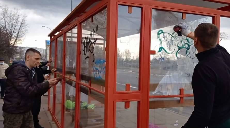 В Черкассах остановки чистят от рекламы "наркомагазинов"