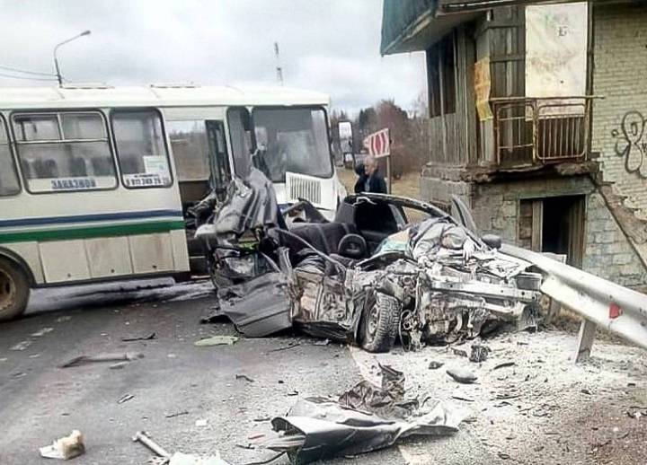 Летел по поселку на огромной скорости: в ДТП с автобусом в Ленобласти погибли четверо