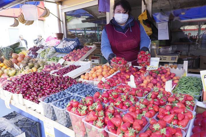 Диетолог Ковальков дал два совета, как есть ягоды и фрукты без вреда для здоровья