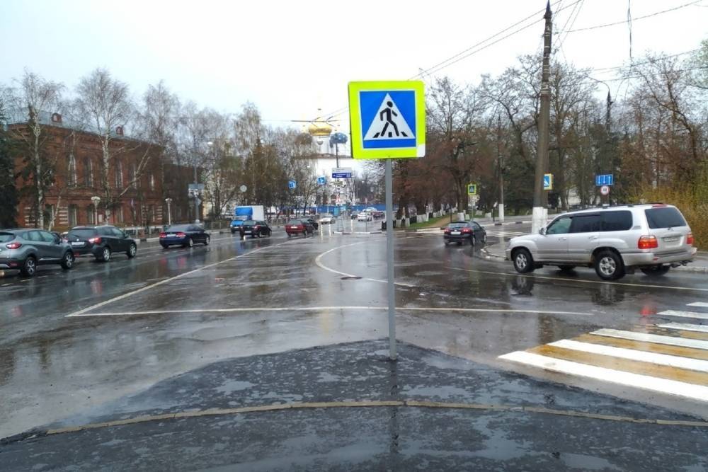 В Твери на середину дороги поставили знак пешеходного перехода