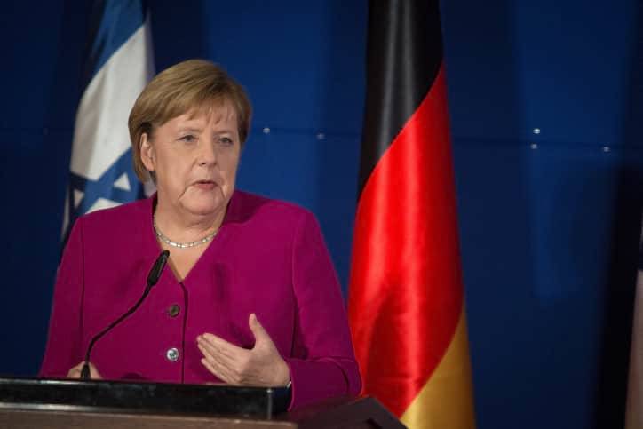 Меркель требует от Китая диалога по правам человека и мира