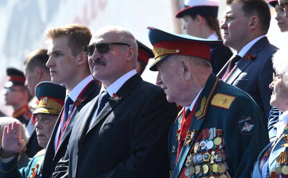 Лукашенко может без приглашения явиться в Москву на военный парад
