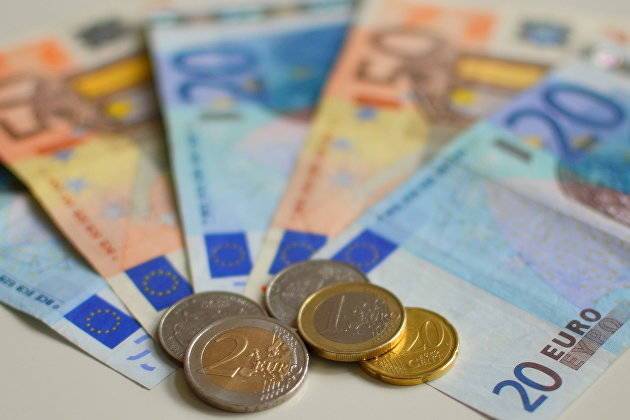 Официальный курс евро на четверг снизился до 90,43 рубля