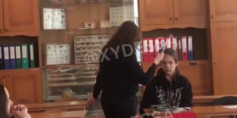 В школе 22 Одессы мальчик из 8 класса брызнул перцовкой учительнице математики в лицо, видео - ТЕЛЕГРАФ