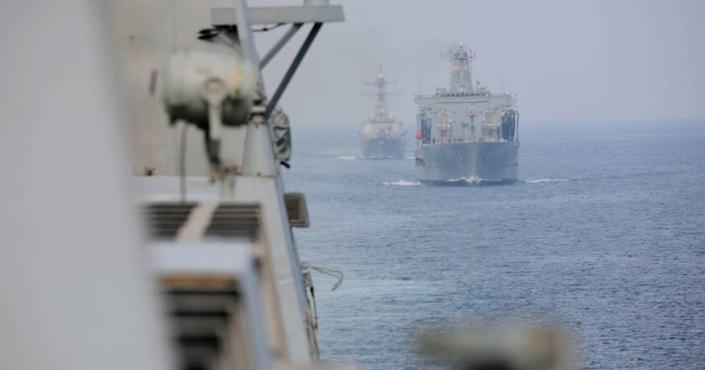 Корабль ВМС США открыл предупредительный огонь по иранским судам (фото, видео)