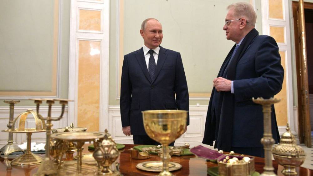 Президент России подарил Эрмитажу кадило и кропило