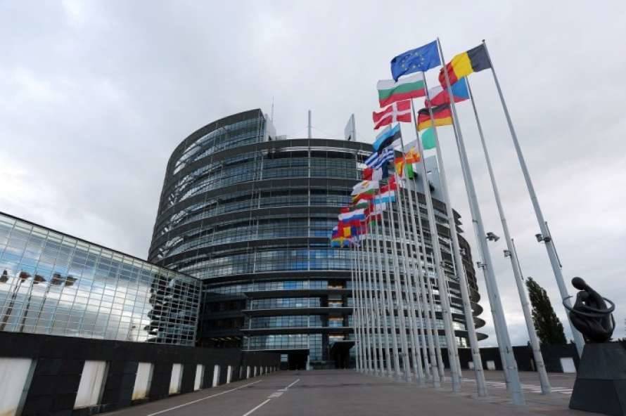 Европарламент предложил в защиту Украины нанести удар по банковской системе РФ и олигархам