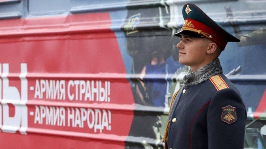 «Мы — армия страны! Мы — армия народа!» — Военный поезд встретили в Петербурге