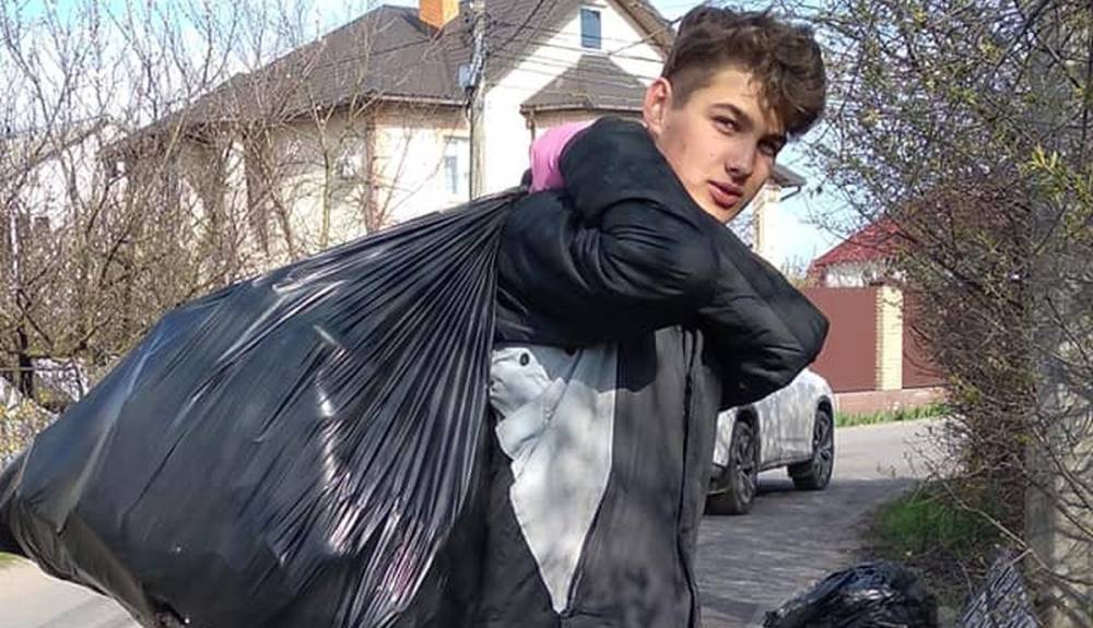 Собрал больше тонны: в Киеве подросток самостоятельно убрал улицу от мусора – фото