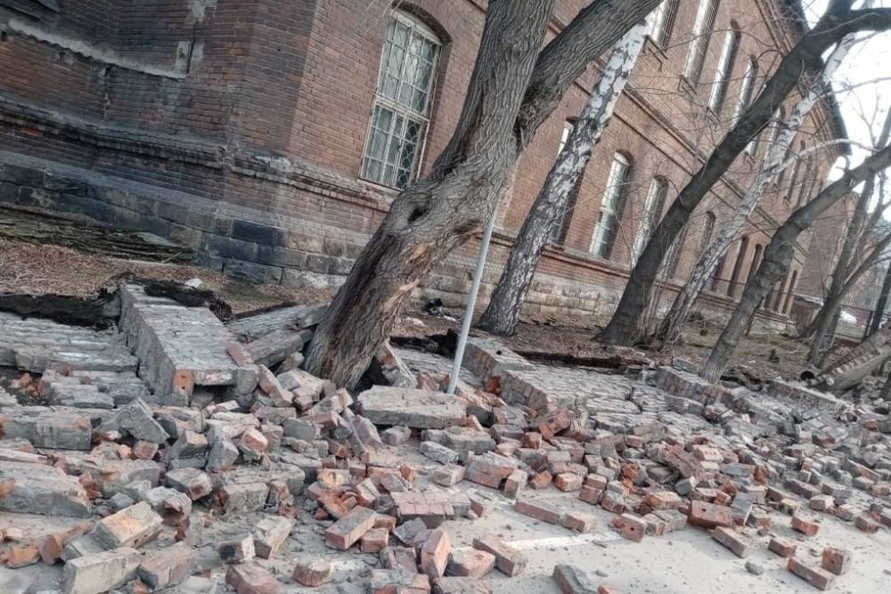 Забор психиатрической больницы на Владимировской рухнул в Новосибирске