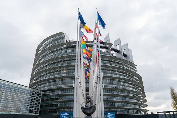 Европарламент внес в проект резолюции отключение России от SWIFT