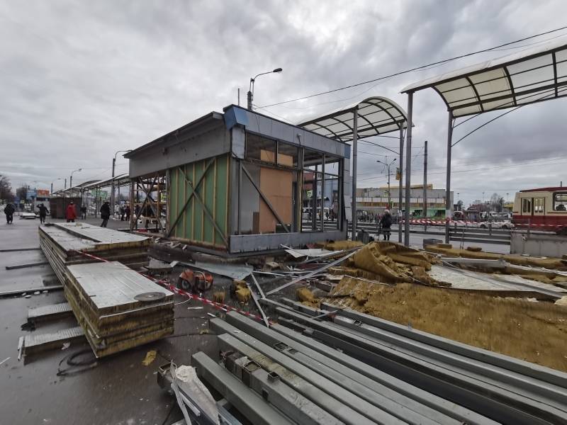 В Выборгском районе Петербурга снесли незаконно установленные магазины и кафе