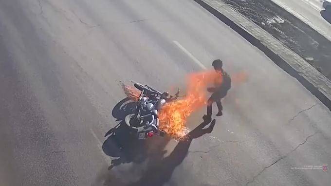 В Волгограде мотоциклист попал в ДТП и загорелся