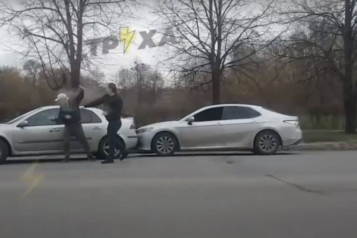 В Харькове водители устроили эпичные разборки на дороге и попали на видео