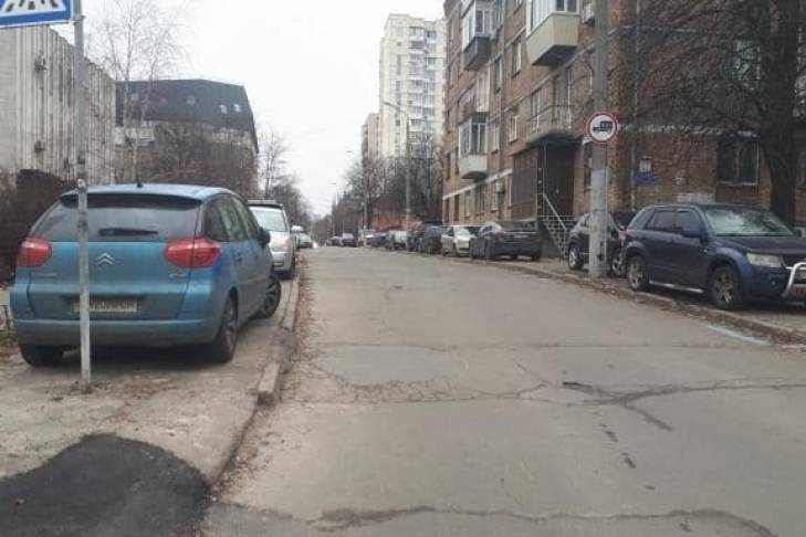 В Киеве "герои парковки" перекрывают тротуары и проезжую часть, полиция не реагирует